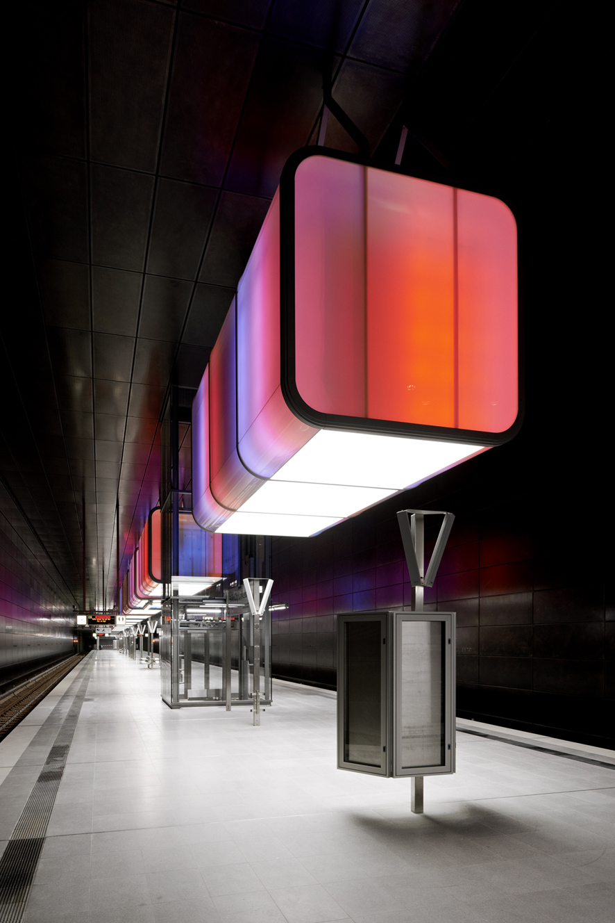HafenCity University Subway Station rojo